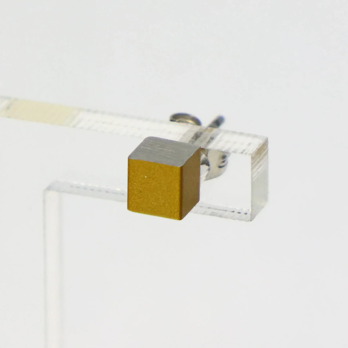 CLIC earrings gold cube