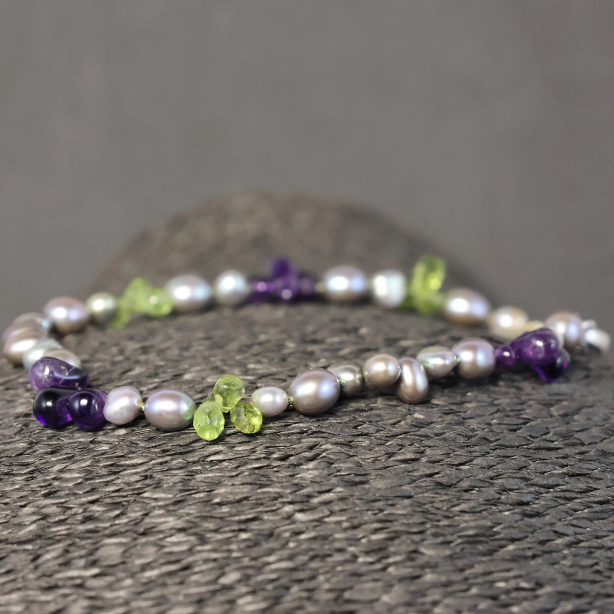 Semi-precious stone amethyst, peridot and pearls bracelet with silver clasp W9084/2