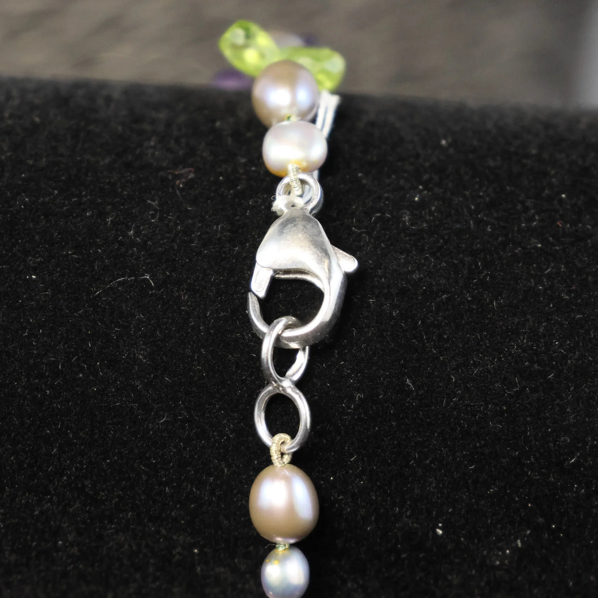 Semi-precious stone amethyst, peridot and pearls bracelet with silver clasp W9084/2