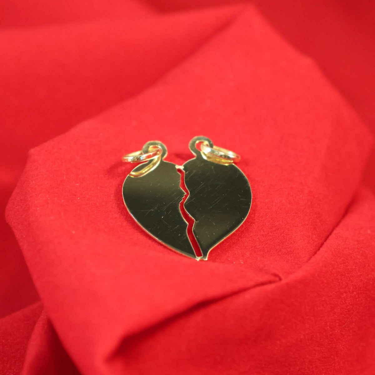 Gold breaking heart pendant 2TUN 18KT